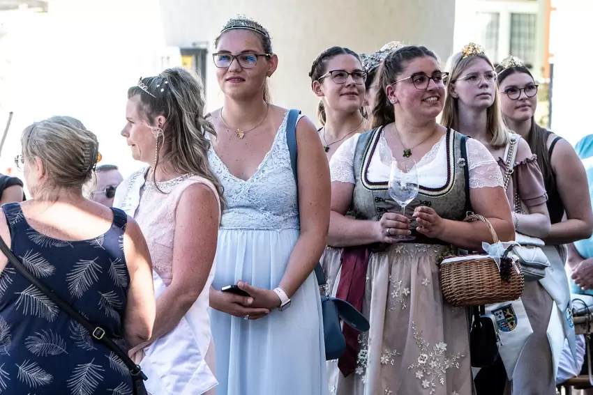 Gespannt lauschen die Hoheiten aus dem Weinbau und der Landwirtschaft gespannt der Eröffnungsrede.