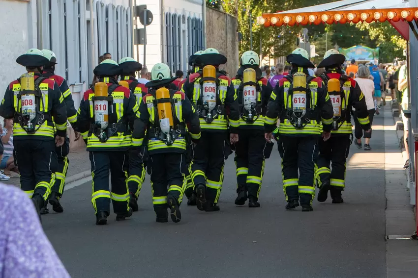 In voller Montur bei über 30 Grad - die Feuerwehr der Verbandsgemeinde.