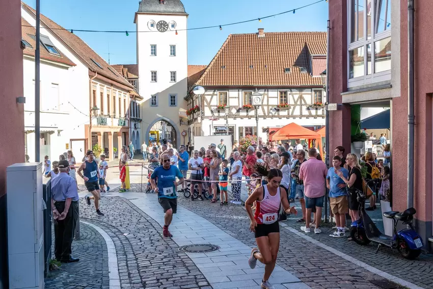 Die Besucher feuern die Läufer an.