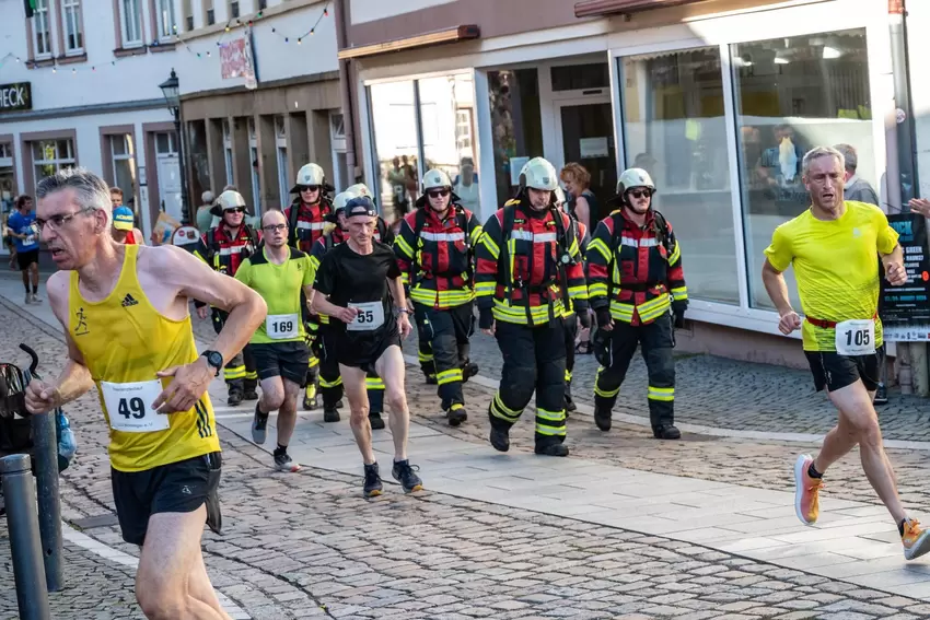 Die Feuerwehr behält den Überblick auf der Laufstrecke.