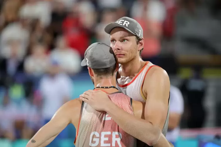  Nils Ehlers (rechts) und Clemens Wickler umarmen sich nach der Partie..