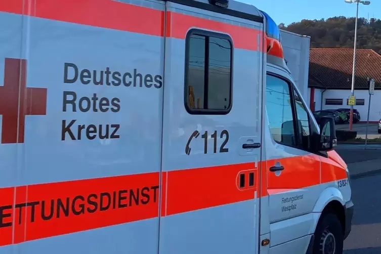 Der leicht verletzte Motorradfahrer wurde in ein Krankenhaus gebracht. 