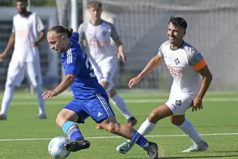 Entwischt: Everest Sulejmani (blau) vom TuS Mechtersheim gegen Nico Pantano (Arminia Ludwigshafen). 