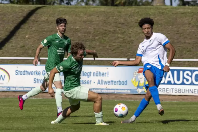 Hingegangen: von links am Ball Jakob Pollok vom VfR Grünstadt und Romeo Pierre Rostin Riedling.