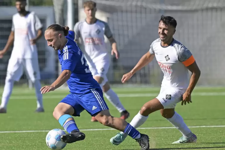 Sieht gute Ansätze: Nico Pantano (rechts) von Arminia Ludwigshafen verfolgt Everest Sulejmani (TuS Mechtersheim). 