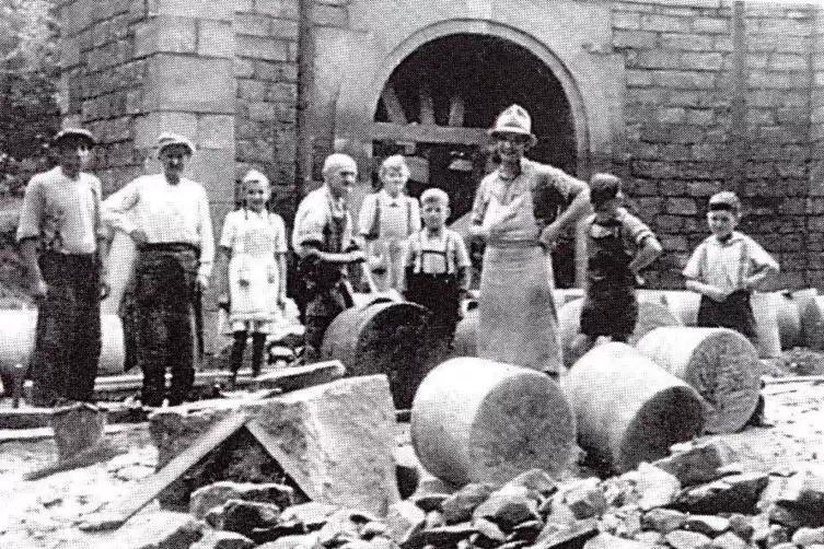 Ein Foto aus der Bauzeit (1948/49), das zum Sinnbild für das große Solidarwerk der begeisterten Menschen dieser Aufbruch-Jahre w