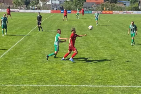 Der dreimalige FCK-Torschütze Shawn Blum (rechts) im Duell mit Maurice Straub vom SV Auersmacher. 