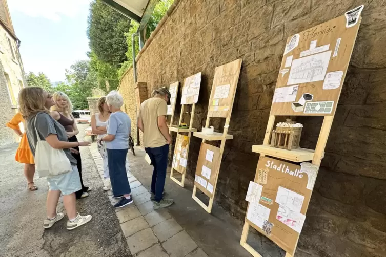 Visionen für eine Neugestaltung der Stadthalle: Die Ausstellung im Innenhof der Mälzerei zeigt die Arbeiten des Kunst-Leistungsk