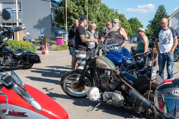 Alte Freunde treffen und fachsimpeln – die Biker kommen gern nach Kuhardt.