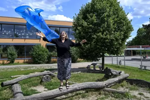 Anja Blum lässt auf dem Spiel- und Sportgelände in Lambsheim einen Delfin steigen. Was bedeuten soll, dass die Karl-Wendel-Schul