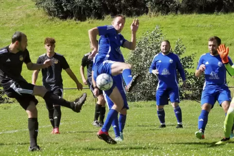 Fabian Hahn von der SpVgg Welchweiler kommt im gegnerische Strafraum frei zum Schuss, der Ball geht jedoch am Tor vorbei. Bruchm