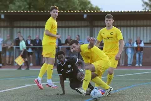 Auch im Verbandspokal lief es nicht für den TuS Rüssingen. Hier eine Szene aus dem Spiel gegen den SV Hermersberg. Luiz Yompang 