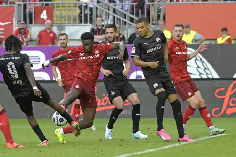 Ragnar Ache erzielt das 2:2 gegen Greuther Fürth. 