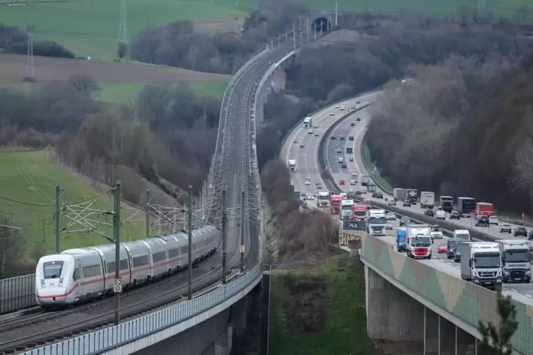 Die für Tempo 300 trassierte Schnellstrecke Köln–Rhein/Main verläuft im Westerwald oft parallel zur Autobahn A3. 