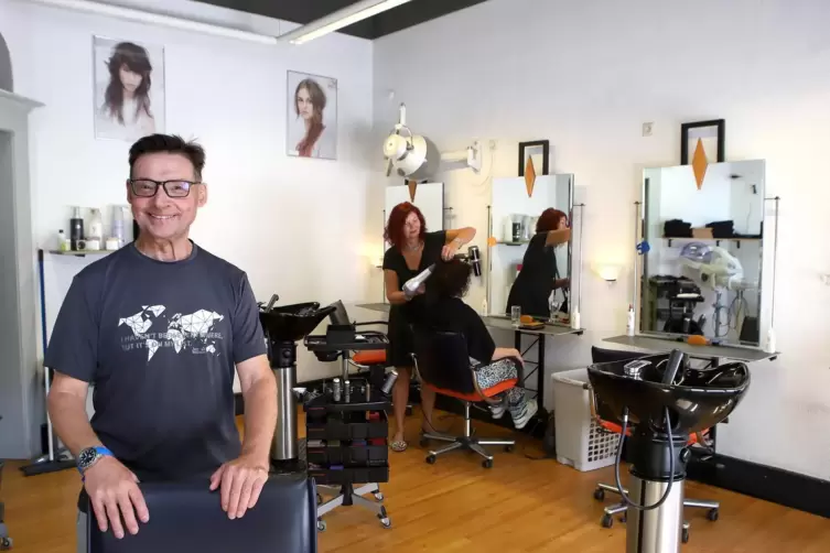 Wolfgang Mundil in seinem Friseursalon.