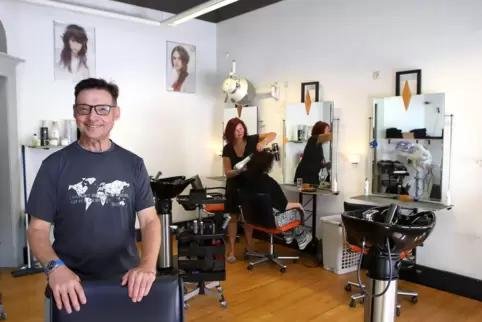 Wolfgang Mundil in seinem Friseursalon.