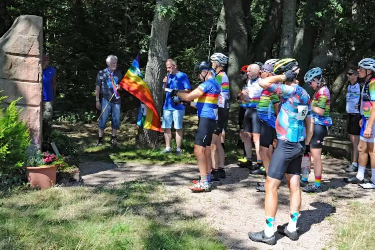 Innehalten am Mahnmal: Die Teilnehmer des Radmarathons Nuclearban machen an der Gedenkstätte zum Flugtag-Unglück in Ramstein-Mie