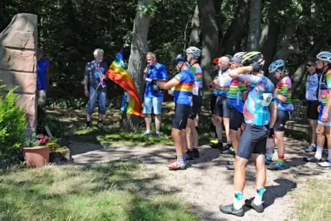 Innehalten am Mahnmal: Die Teilnehmer des Radmarathons Nuclearban machen an der Gedenkstätte zum Flugtag-Unglück in Ramstein-Mie