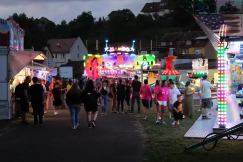 Blitzende Lichter und freudiges Kinder-Jauchzen auf Karussells: Auf den Festplatz in der Schillerstraße zog es viele Besucher. 