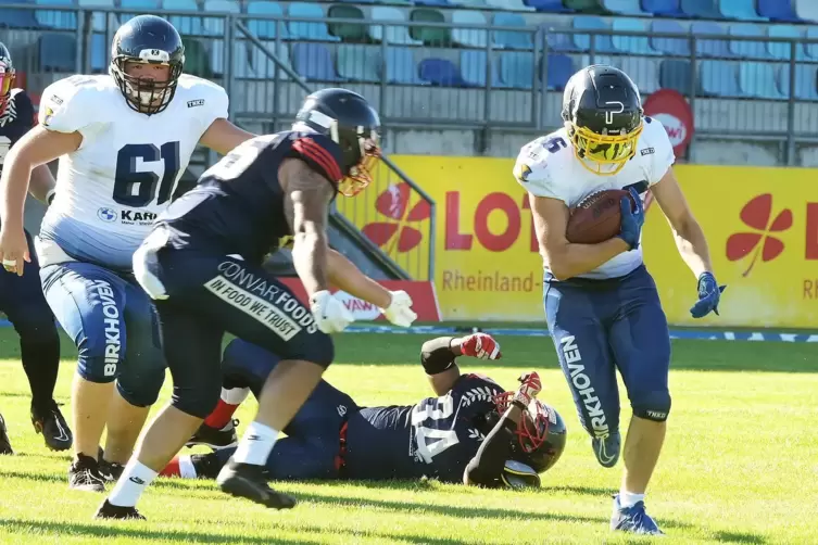 Nicht zu stoppen: Der Wiesbadener Till Seibel, der hier den Prätorianern Damon White und Antoine Coleman (am Boden) enteilt, mac