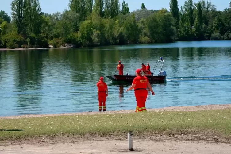 Die DLRG bei der Suche im Speyerer Binsfeldsee.