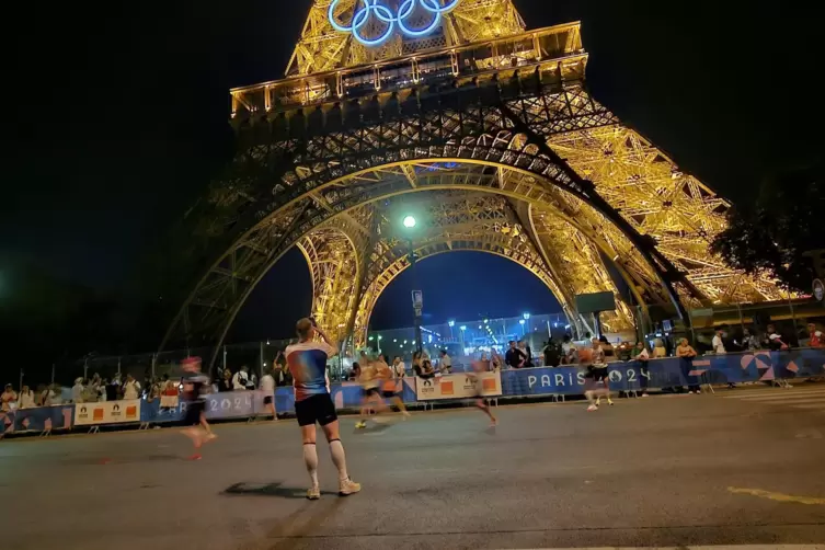 Wenn der olympische Volksmarathon am Eiffelturm vorbeiführt, muss auch ein Foto sein. 