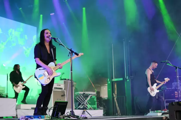 Präsentiert sich in Schwetzingen in Topform: die Band Placebo mit Frontmann Brian Molko und Mitgründer Stefan Olsdal (rechts).