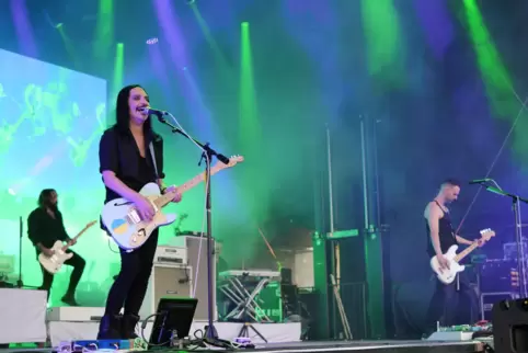 Präsentiert sich in Schwetzingen in Topform: die Band Placebo mit Frontmann Brian Molko und Mitgründer Stefan Olsdal (rechts).