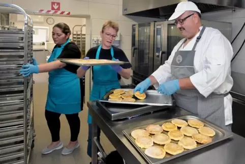 Caterer Georgi Valkov sorgt mit seinem Team dafür, dass in den Kindergärten der Region Essen auf den Tisch kommt. Heute gibt es 