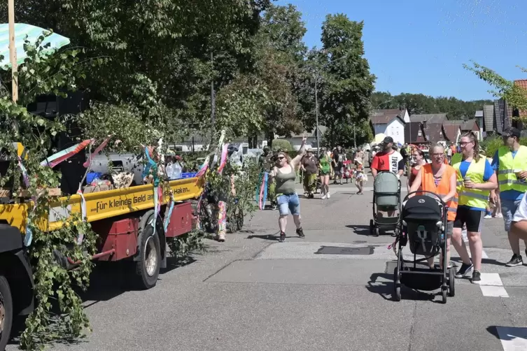 Sonnenschein und beste Stimmung beim Siedlerkerwe-Umzug. 