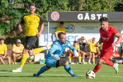 Marvin Eßwein vor dem 2:0 für Jockgrim. Er umkurvt Torwart Daniel Heiter. Links Jannik Langer. 