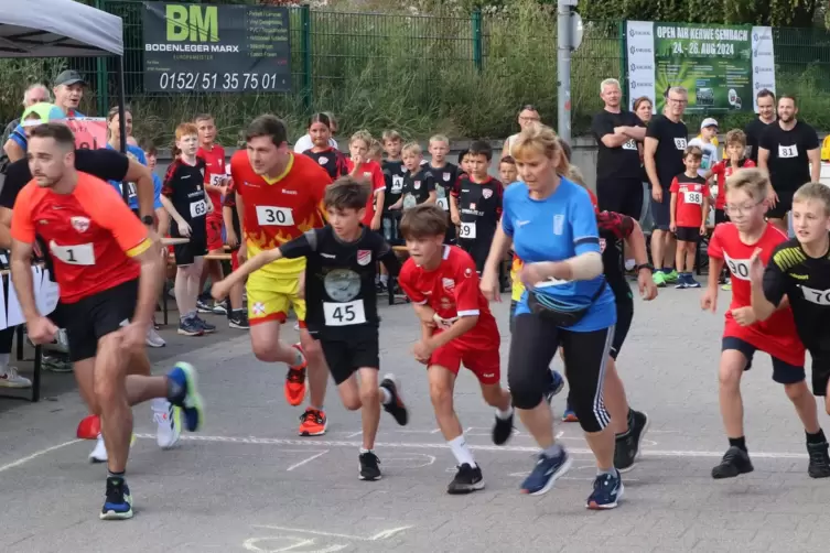 Nachwuchsläufer trifft erfahrene Sportler: Beim Kerwelauf in Hochspeyer gingen alle gemeinsam auf die Runde durch den Ortskern.