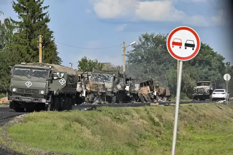 Durch ukrainischen Beschuss beschädigte russische Armeelastwagen in der Region Kursk. 