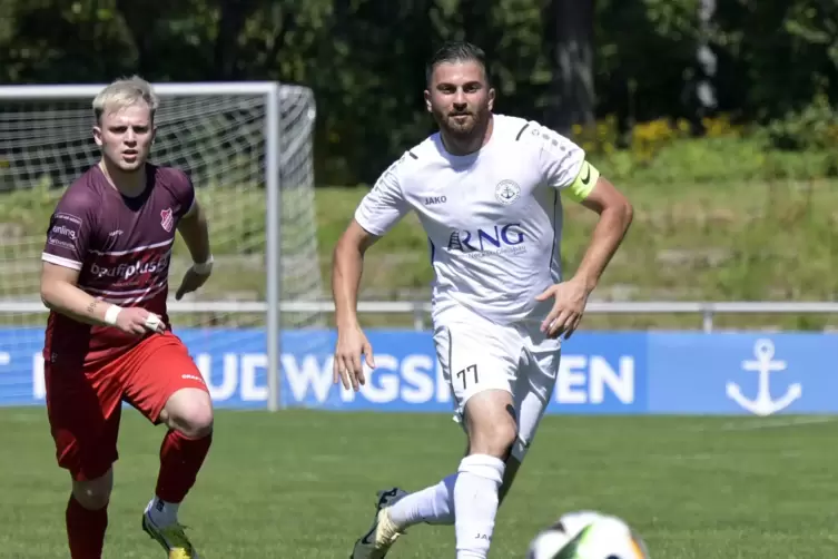 Kapitän Talha Demirhan (rechts) erzielt das 1:0 für den SV Südwest Ludwigshafen gegen den ASV Maxdorf (links Lars Appel).