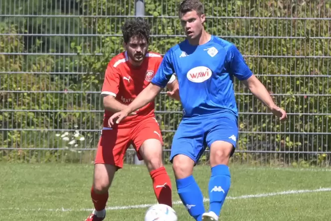 FKP-II-Spielertrainer Christopher Ludy (in Blau), hier mit dem Offenbacher Tim Hörner, war der Pechvogel des ersten Saison-Heims