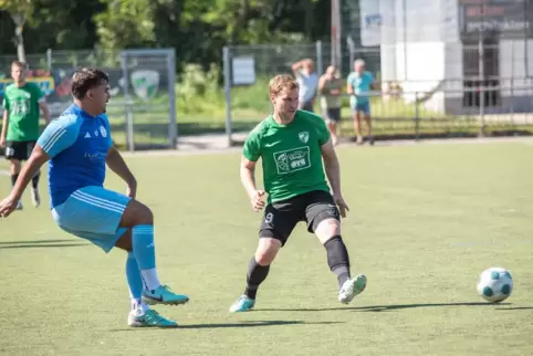  Der Wörther Okan Efe Coemert (links) und Rheinzaberns erster Torschütze Adrian Scherer. 