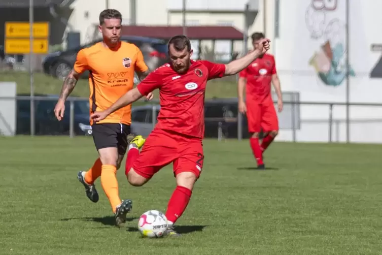 Der Stambacher Dennis Hirt (vorne) war einer der überragenden Spieler des SC. Im Hintergrund: Paul Anderson von der SG Knopp.