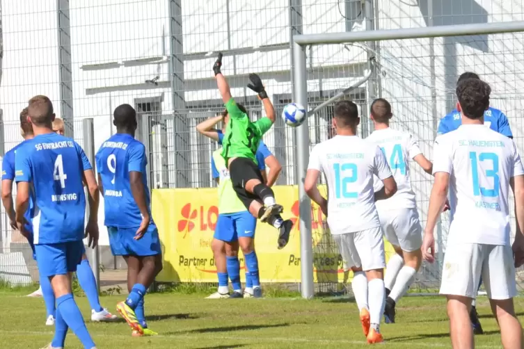  Eintracht-Torhüter Julius Schött ist geschlagen, der Ball landet aber nicht im Netz, sondern am Aluminium. Es war einer von dre