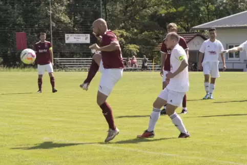 Sajoscha Basalyk vom SV Gundersweiler nimmt den Ball an. Hinter ihm lauert Jacob Weißenauer vom VfB Reichenbach. 