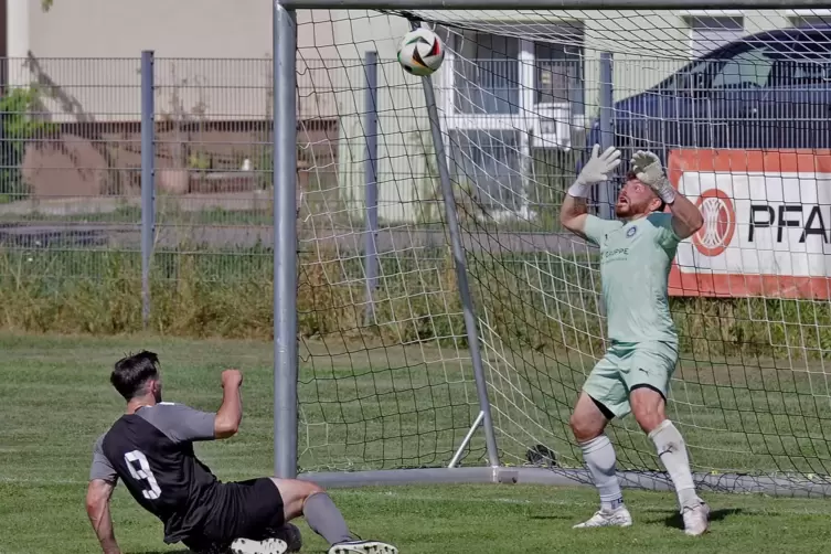 Kurz vor der Pause hatte Joshua Aaron Eberle (links) die Riesenchance zum 3:0, scheiterte aber an Schifferstadts Keeper Tobias B