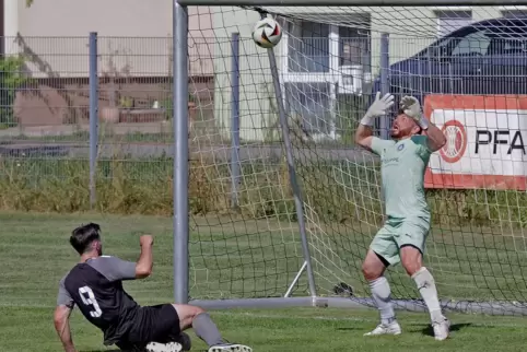 Kurz vor der Pause hatte Joshua Aaron Eberle (links) die Riesenchance zum 3:0, scheiterte aber an Schifferstadts Keeper Tobias B