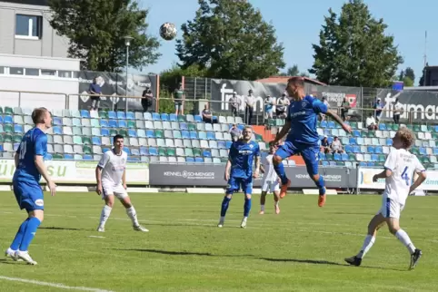 Tobias Jänicke köpft zum 1:0 für den FKP ein. Seine Teamkollegen Dennis Krob (links) und Manuel Grünnagel (Mitte) sowie die Herx