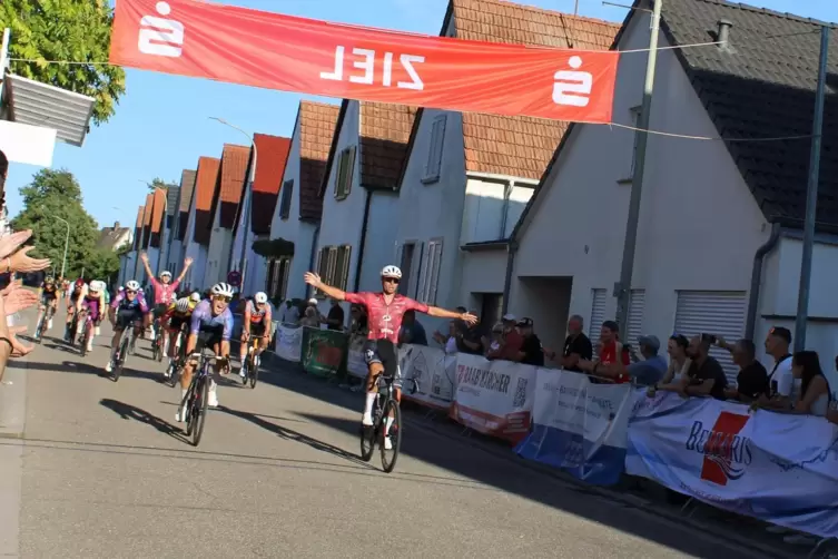 Rechts jubelt Sieger Antoine Raugel, der vor Arthur Lenne ins Ziel kommt. Im Hintergrund reißt Raugels Teamkollege Theo Thomas d