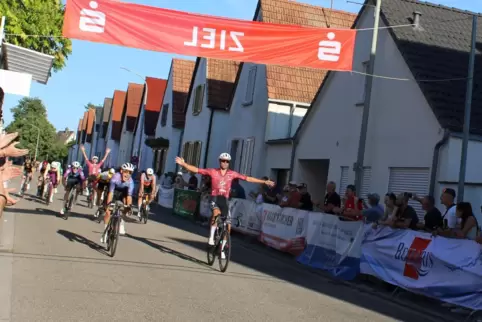 Rechts jubelt Sieger Antoine Raugel, der vor Arthur Lenne ins Ziel kommt. Im Hintergrund reißt Raugels Teamkollege Theo Thomas d