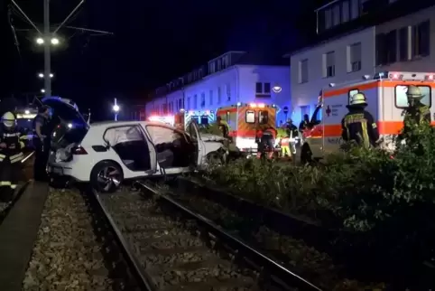 Der Golf wurde durch den Zusammenstoß auf die Schienen geschleudert.