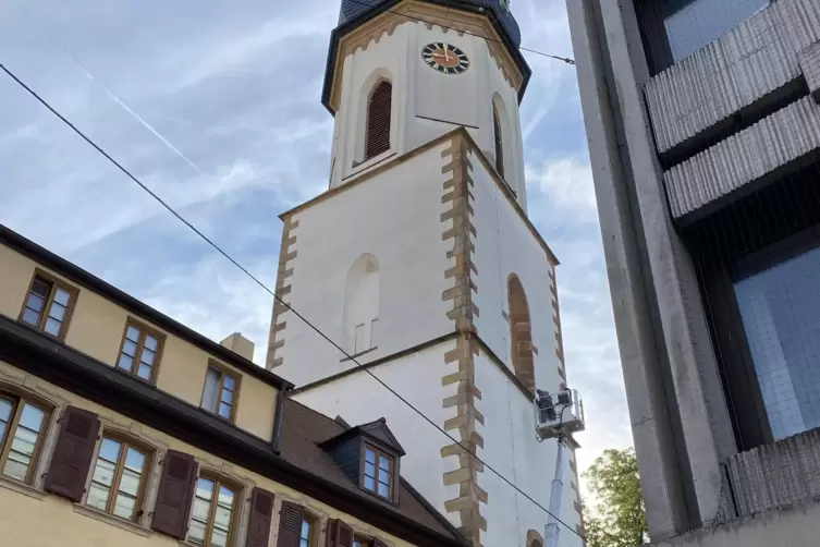 In der Großen Himmelsgasse: der Läutturm der ehemaligen St. Georgs-Kirche. Dort fanden am Freitag Kranarbeiten statt.