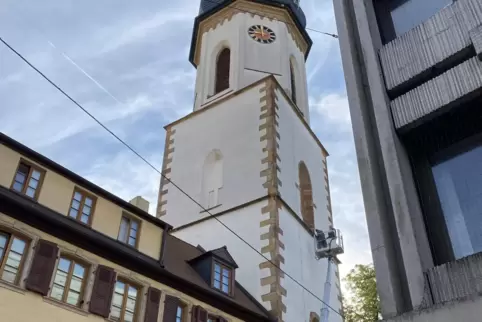 In der Großen Himmelsgasse: der Läutturm der ehemaligen St. Georgs-Kirche. Dort fanden am Freitag Kranarbeiten statt.