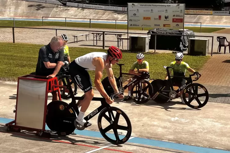 Trainingsfeinschliff am Wochenende in Dudenhofen: Henric Hackmann und sein Coach Frank Ziegler an der Startmaschine. 