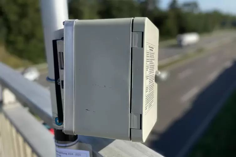 Alles im Kasten: Mit einem Videosystem wird der Verkehr auf der B9 bei Speyer gezählt. 