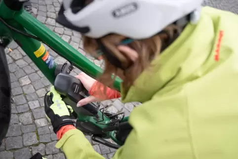 Selbst an einem E-Bike-Akku Hand anzulegen, ist keine gute Idee. Die Überprüfung der Stromversorgung sollten Profis übernehmen. 